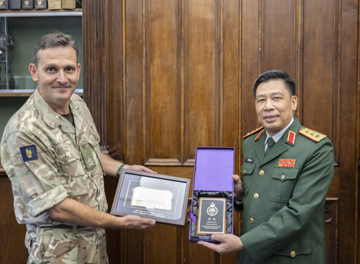 Vietnamese and UK Comdt's exchanging gifts.